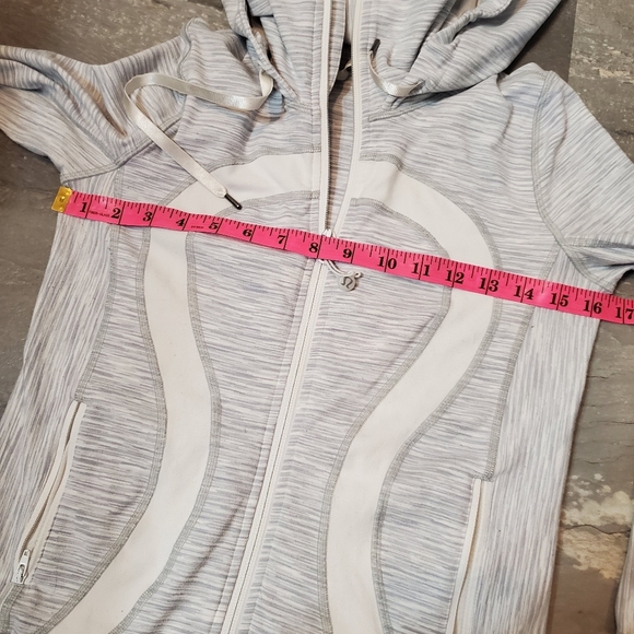 Lululemon Stride zip hooded jacket. Striped. Heathered grey and white. Size 2. - Picture 14 of 16
